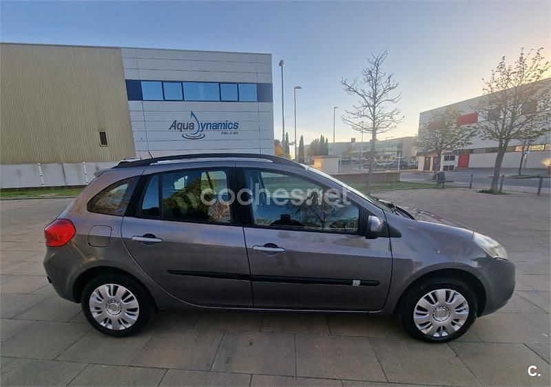 Usado Renault Clio GrandTour Dynamique 85 CV (62 kW) 2010 Gris / plata Familiar