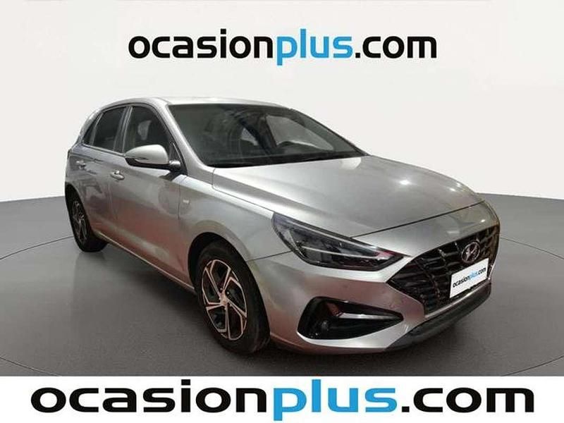 Usado Hyundai i30 120 CV (88 kW) 2022 Plateado Utilitario