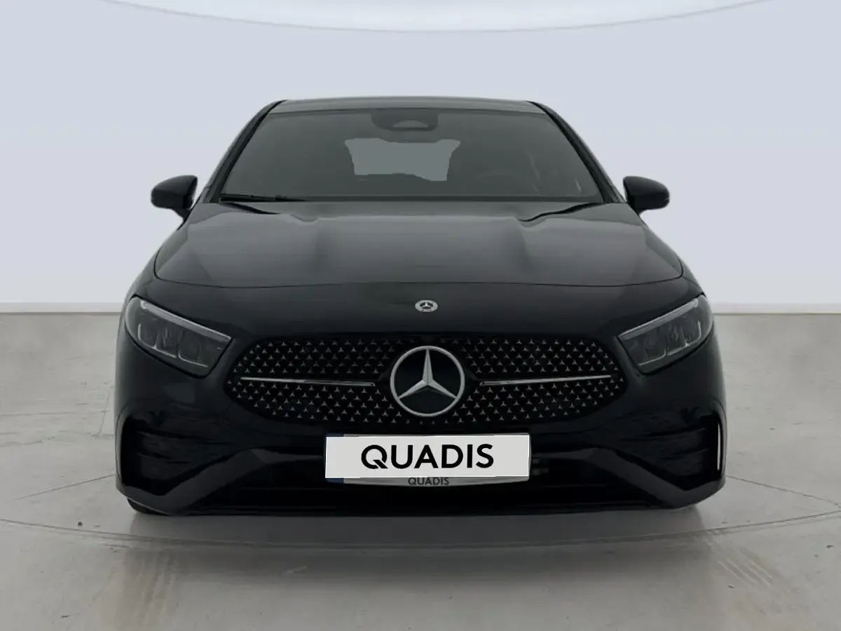 Usado Mercedes A180 AMG line 116 CV (85 kW) 2025 Negro Berlina