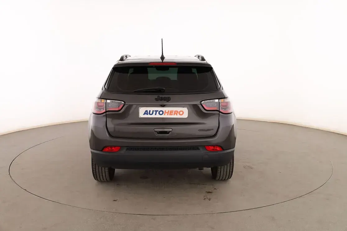 Usado Jeep Compass Night Eagle 140 CV (102 kW) 2019 Gris SUV
