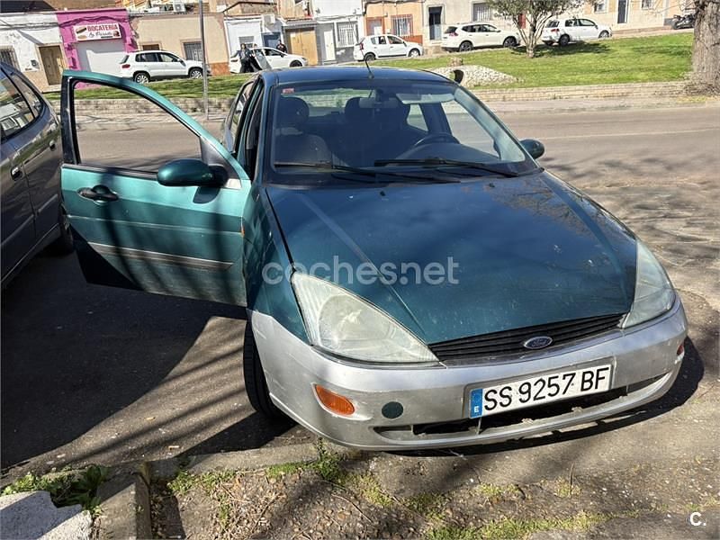 Usado Ford Focus Ghia 100 CV (73 kW) 1999 Verde Berlina