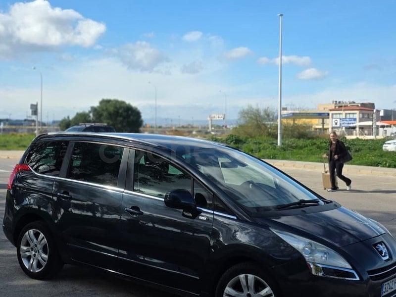 Usado Peugeot 5008 Active 115 CV (84 kW) 2013 Gris / plata Monovolumen
