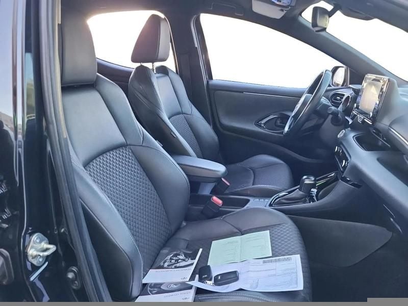 Usado Toyota Yaris Hybrid Style 93 CV (68 kW) 2021 Negro