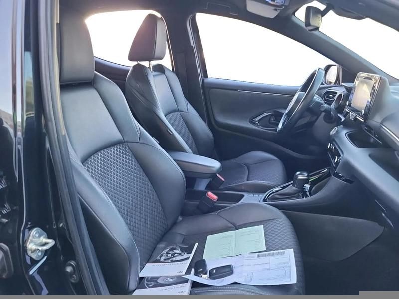 Usado Toyota Yaris Style 93 CV (68 kW) 2021 Negro Utilitario