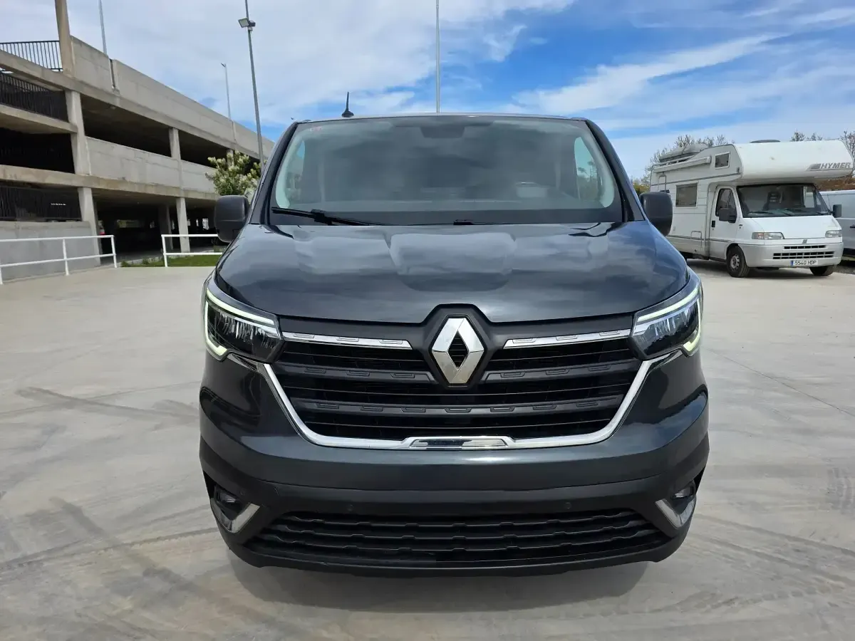Usado Renault Trafic 130 CV (95 kW) 2022 Gris Monovolumen