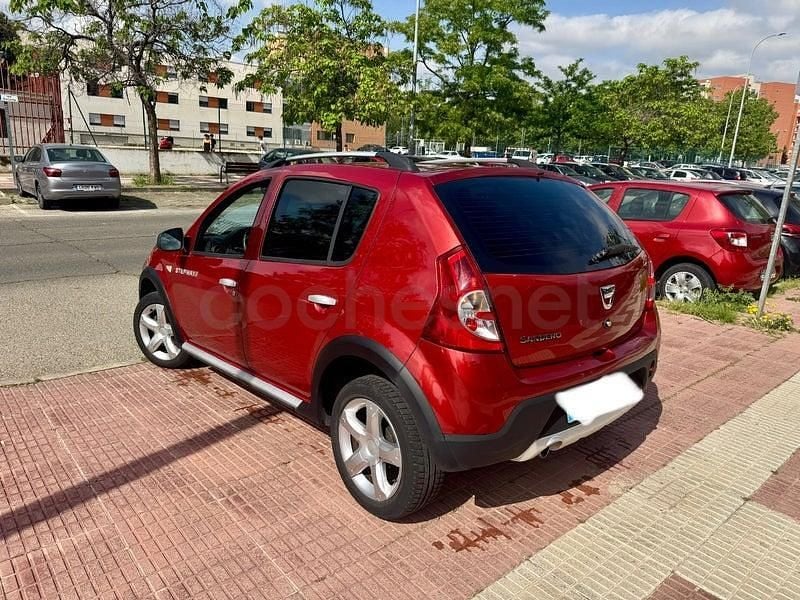 Usado Dacia Sandero Stepway 85 HP (62 kW) 2012 Vermelho Sedan