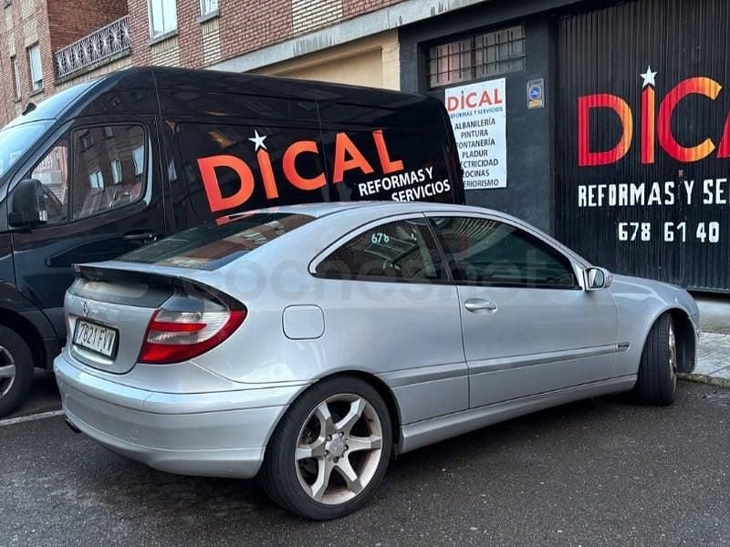 Usado Mercedes C200 Sport Edition 122 CV (89 kW) 2007 Gris / plata Berlina