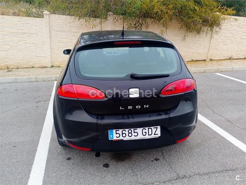 Usado Seat Leon Sport 102 CV (75 kW) 2008 Negro Utilitario