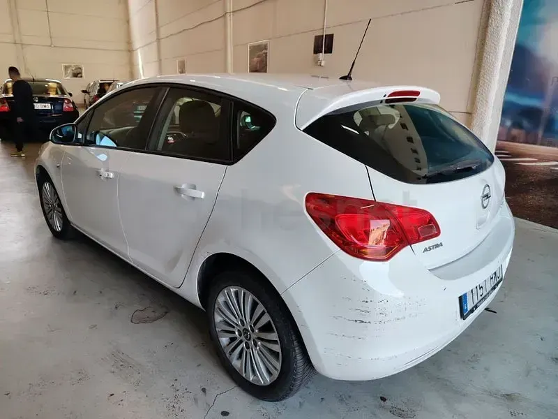 Usado Opel Astra Selective 110 CV (80 kW) 2014 Blanco Berlina