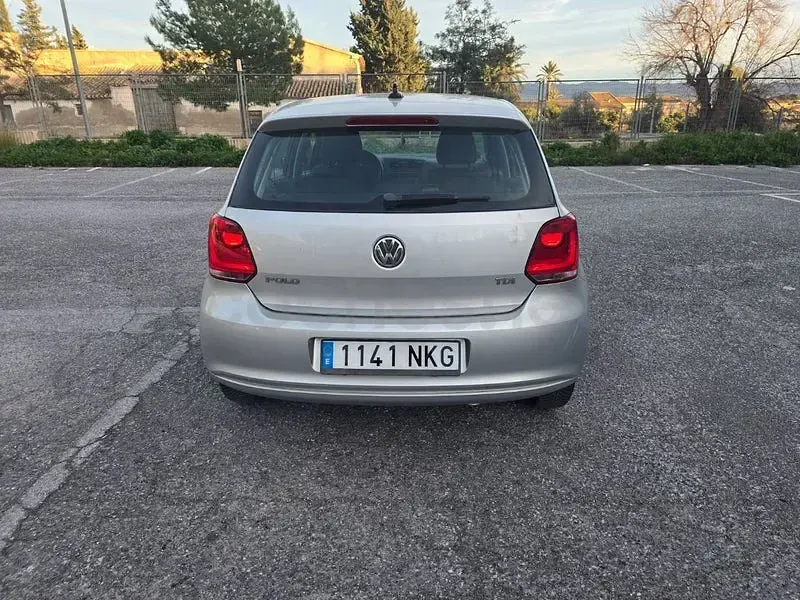 Usado VW Polo Advance 75 CV (55 kW) 2013 Gris / plata Utilitario