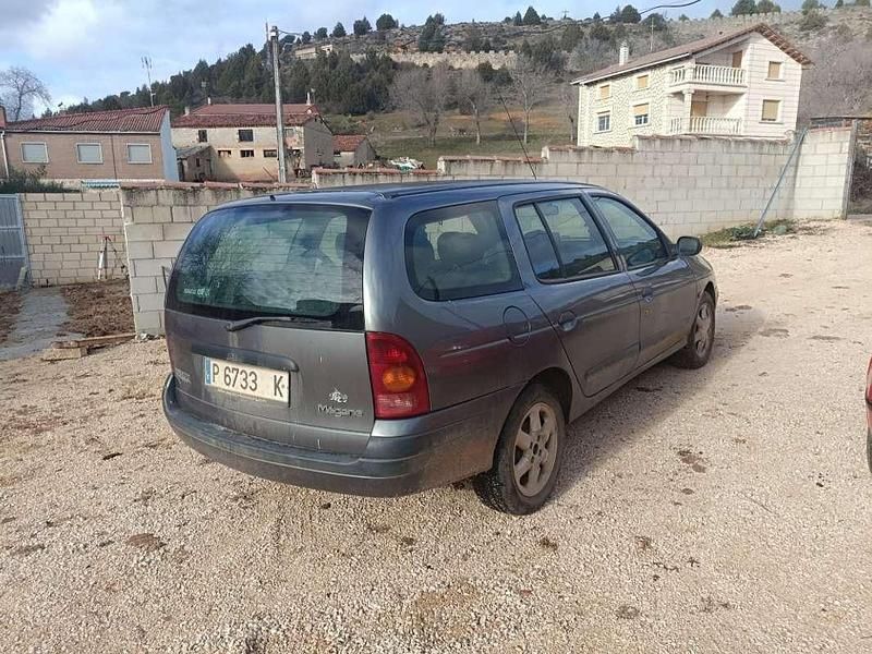 Usado Renault Mégane 99 CV (72 kW) 1999 Gris Utilitario