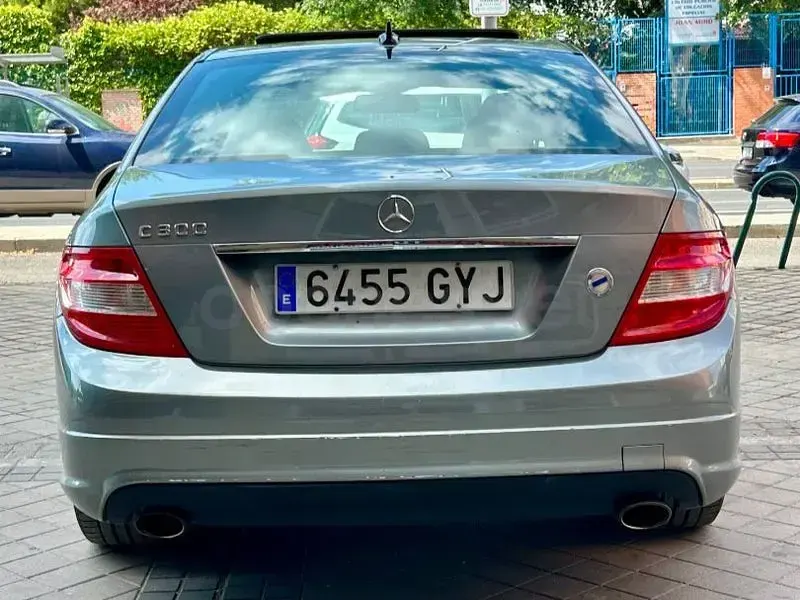 Usado Mercedes C300 Avantgarde 231 CV (169 kW) 2009 Gris / plata Berlina