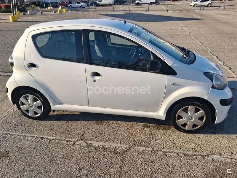 Usado Toyota Aygo City 68 CV (50 kW) 2012 Blanco Utilitario