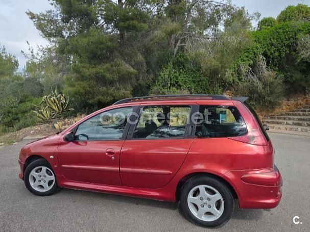 Usado Peugeot 206 70 CV (51 kW) 2005 Granate Familiar