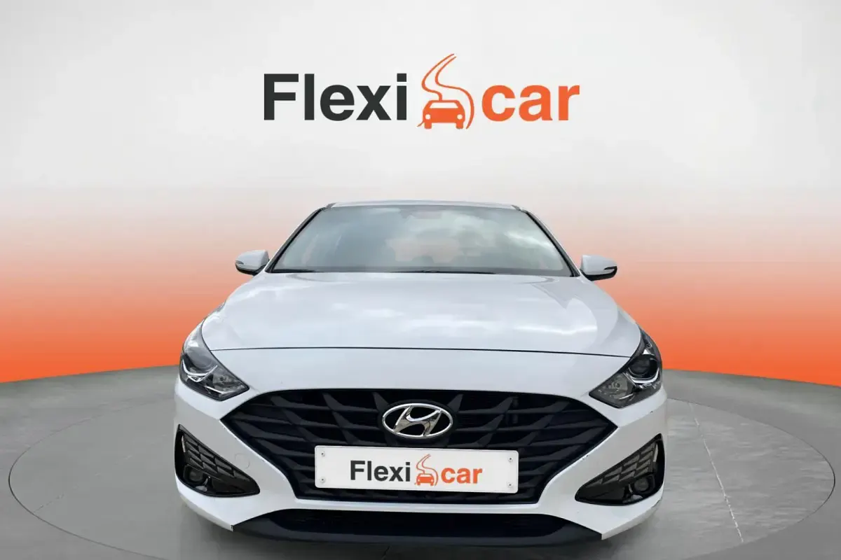 Usado Hyundai i30 136 CV (100 kW) 2022 Blanco Berlina