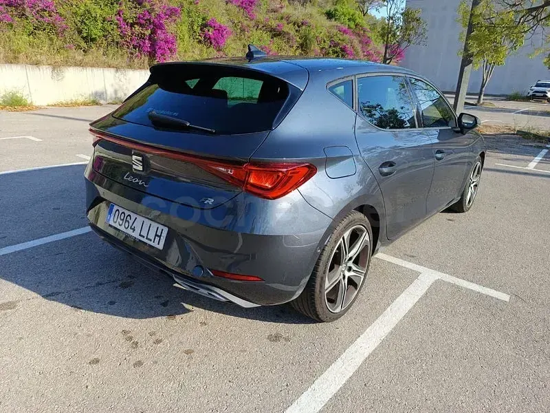 Usado Seat Leon FR 150 CV (110 kW) 2021 Gris / plata Berlina