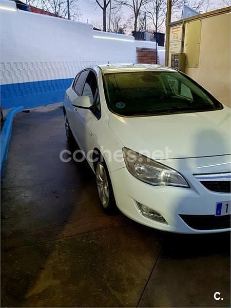 Usado Opel Astra Enjoy 115 CV (84 kW) 2011 Blanco Berlina