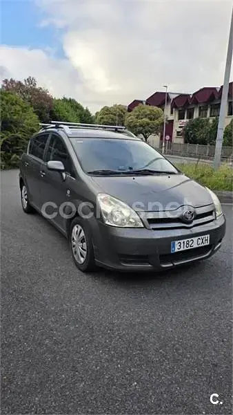 Usado Toyota Corolla Verso Sol 90 CV (66 kW) 2004 Gris / plata Monovolumen