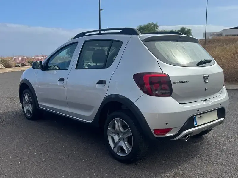 Usado Dacia Sandero Stepway 90 CV (66 kW) 2017 Gris / plata Berlina