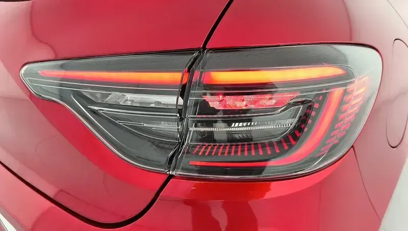 Usado Renault Clio V Techno 100 CV (73 kW) 2025 Rojo Berlina