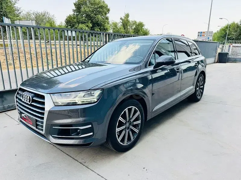 Usado Audi Q7 Design 231 CV (169 kW) 2019 Gris / plata SUV