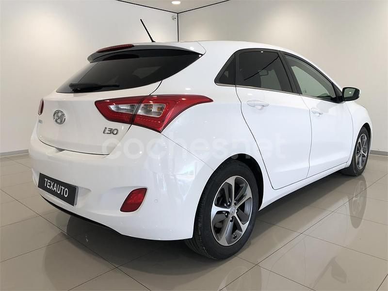 Usado Hyundai i30 GO! 100 CV (73 kW) 2016 Blanco Berlina