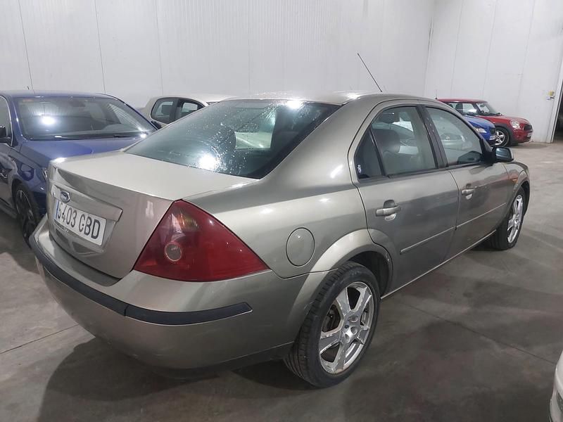 Usado Ford Mondeo Trend 130 CV (95 kW) 2002 Gray Berlina