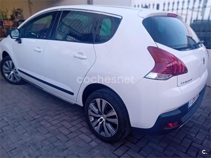 Usado Peugeot 3008 Style 120 CV (88 kW) 2015 Blanco Familiar
