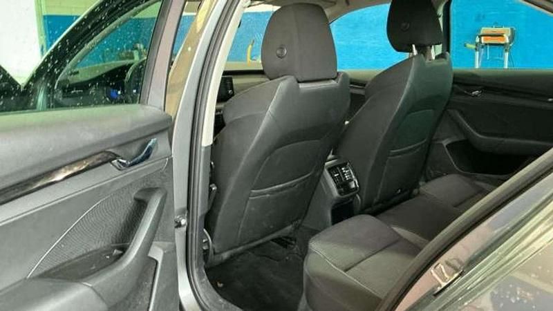 Usado Skoda Octavia Ambition 131 CV (96 kW) 2022 Gris Utilitario