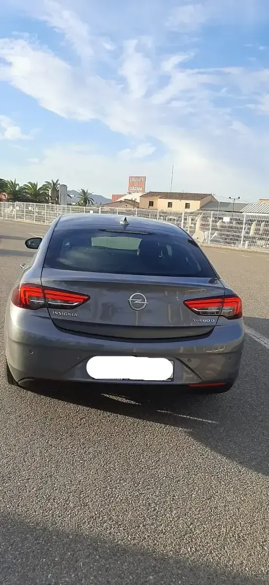 Usado Opel Insignia Selective 136 CV (100 kW) 2017 Gris Berlina