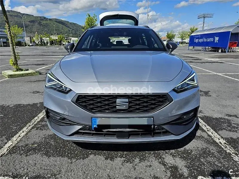 Usado Seat Leon FR 150 CV (110 kW) 2022 Gris / plata Familiar