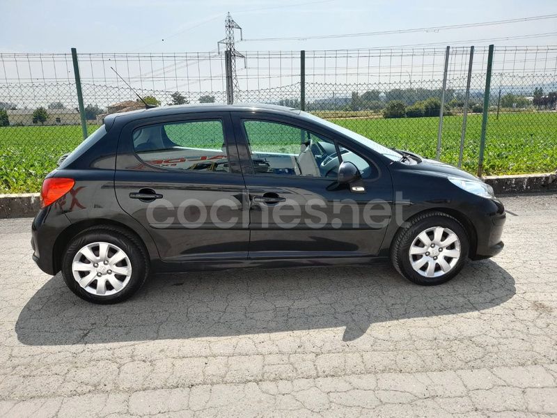 Negro Usado 2007 Peugeot 207 Berlina | 4100 € (Precio justo) - Imagen 1/4