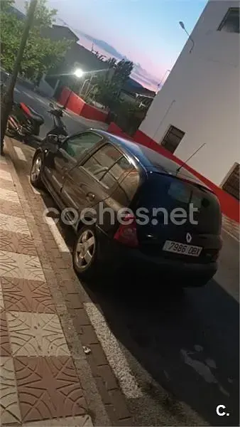 Usado Renault Clio II Extreme 100 CV (73 kW) 2004 Negro Berlina