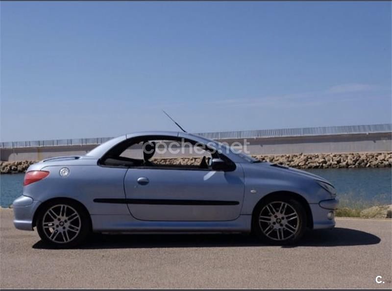 Usado Peugeot 206 138 CV (101 kW) 2001 Azul Descapotable