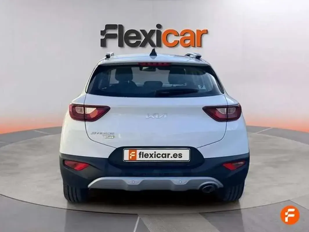 Usado Kia Stonic 84 CV (61 kW) 2022 Blanco SUV