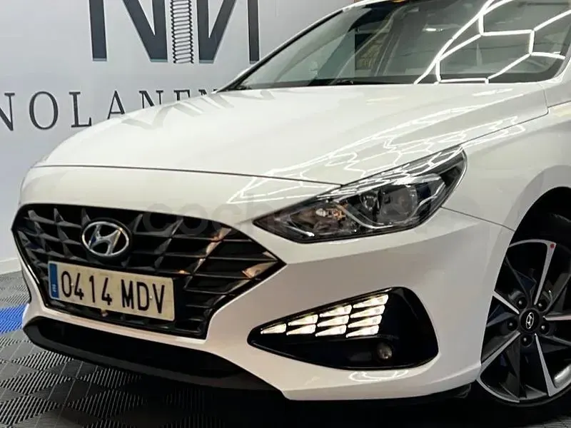 Usado Hyundai i30 110 CV (80 kW) 2023 Blanco Berlina