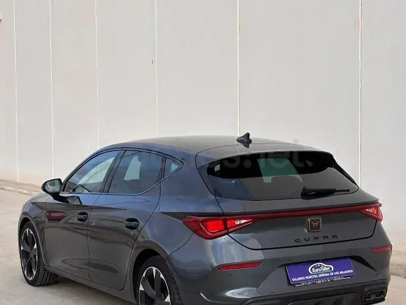 Usado Cupra Leon 150 CV (110 kW) 2023 Gris / plata Berlina