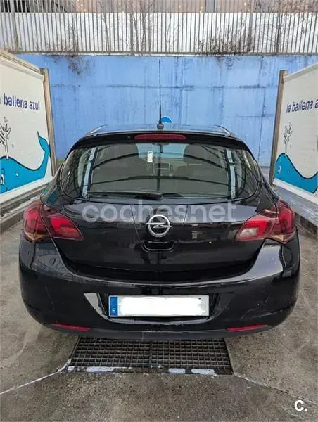 Usado Opel Astra Cosmo 110 CV (80 kW) 2010 Negro Berlina