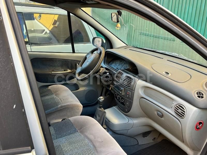 Usado Renault Scénic Dynamique 115 CV (84 kW) 2003 Gris / plata Monovolumen