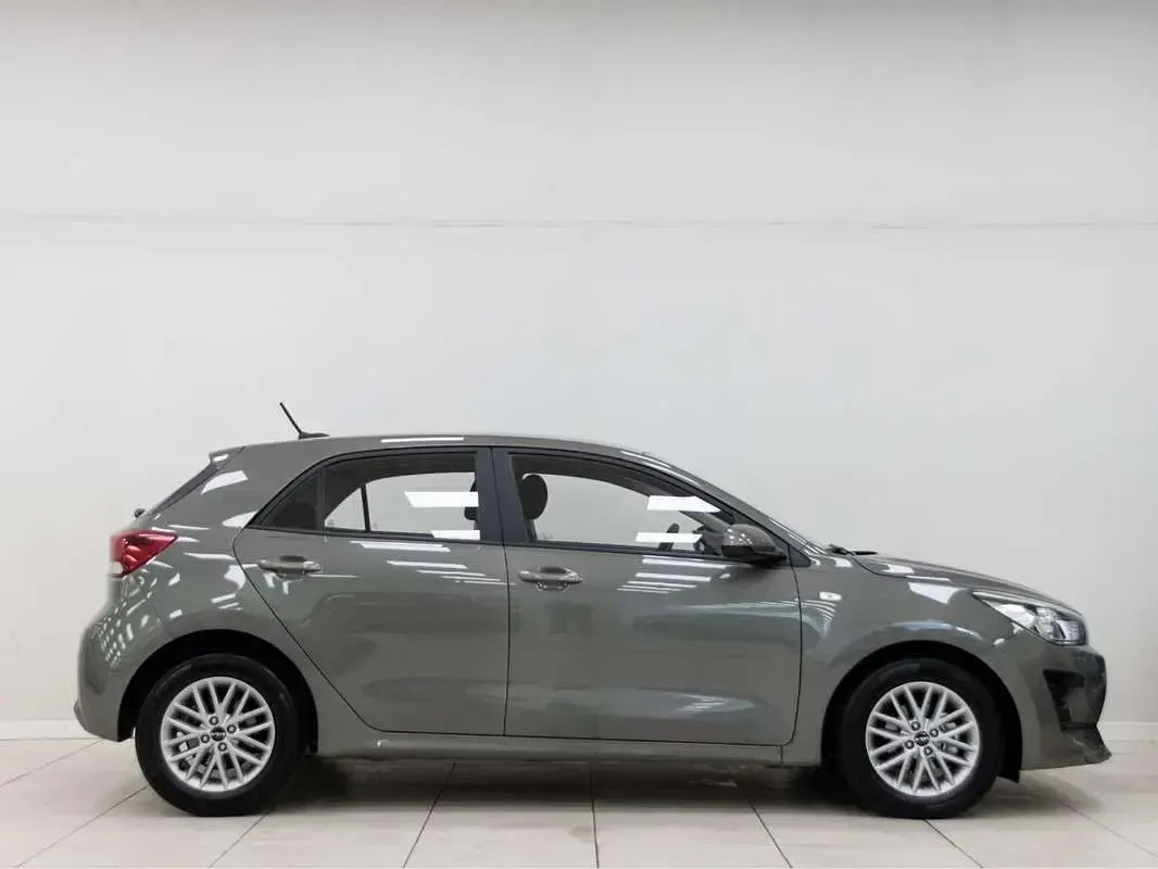 Usado Kia Rio 84 CV (61 kW) 2023 Verde Utilitario