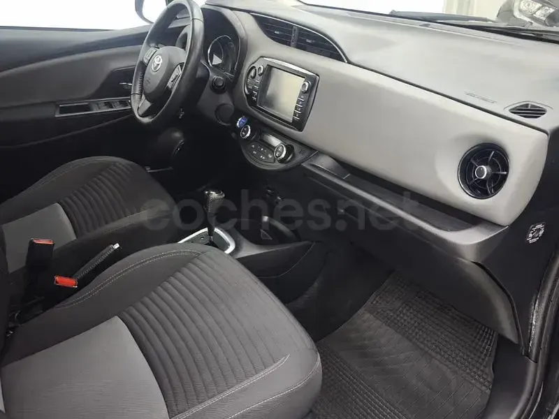 Usado Toyota Yaris Hybrid Active 100 CV (73 kW) 2018 Negro Berlina