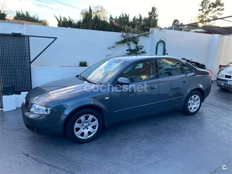 Usado Audi A4 130 CV (95 kW) 2001 Gris / plata Berlina