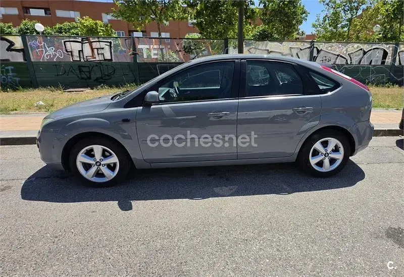 Usado Ford Focus Trend 100 CV (73 kW) 2005 Gris / plata Berlina