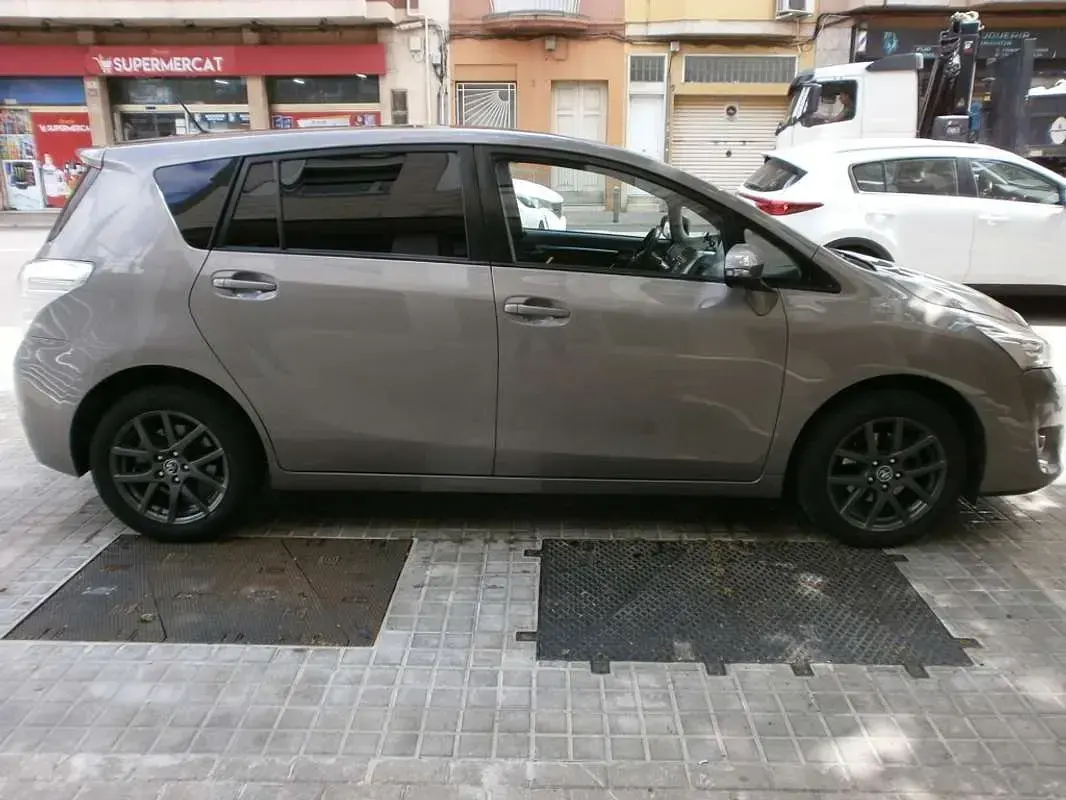 Usado Toyota Verso Advance 132 CV (97 kW) 2015 Gris Monovolumen