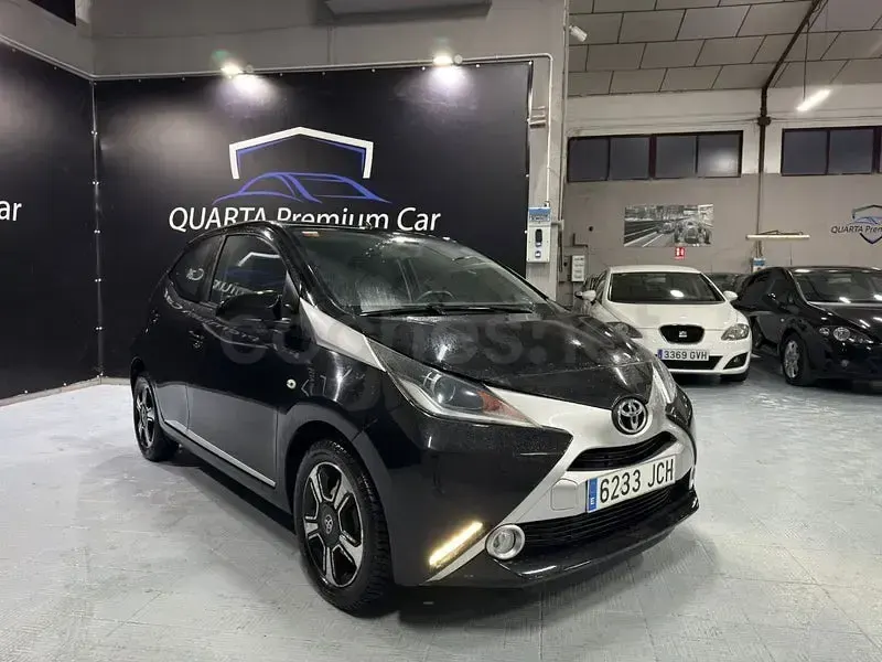 Usado Toyota Aygo X-play 69 CV (50 kW) 2015 Negro Utilitario