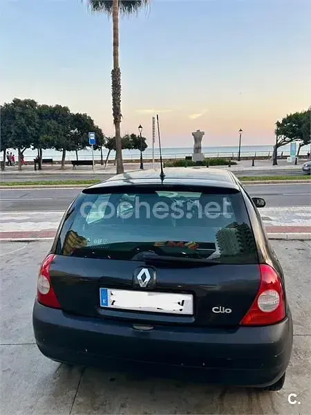 Begagnad Renault Clio II Authentique 75 HK (55 kW) 2005 Svart Sedan
