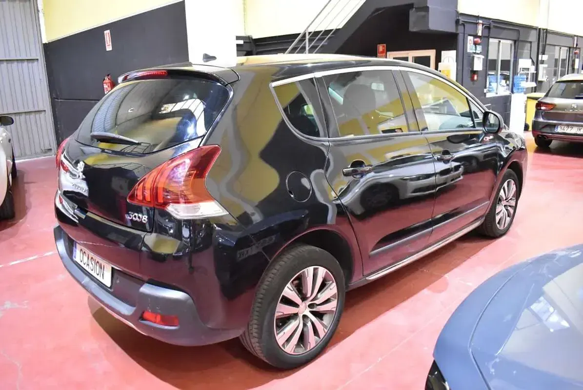 Usado Peugeot 3008 Style 150 CV (110 kW) 2015 Negro Familiar