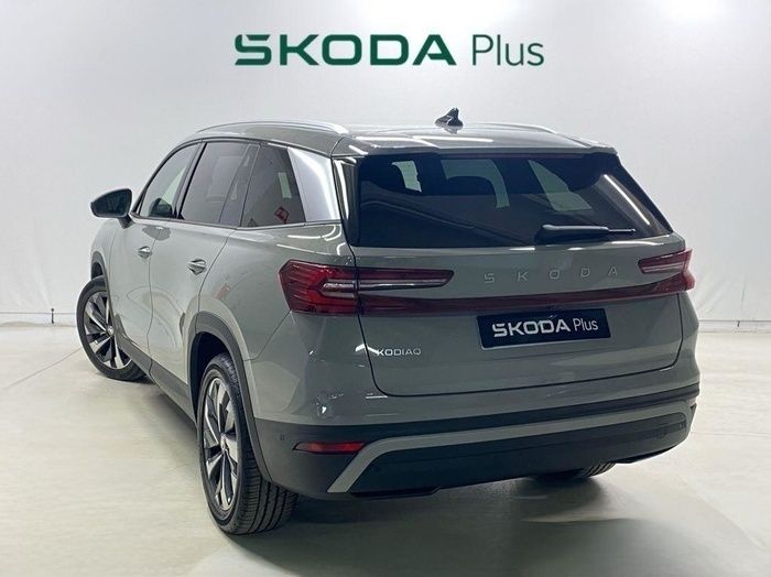 Gris Usado 2024 Skoda Kodiaq Selection SUV | 41.900 € (Caro) - Imagen 1/4