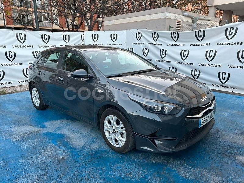 Gris / plata Usado 2024 Kia Ceed Berlina | 17.900 € (Buen precio) - Imagen 1/4