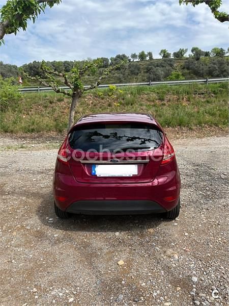 Usado Ford Fiesta Titanium 90 CV (66 kW) 2008 Granate Utilitario